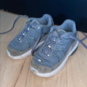 Nike 8C AirMax Toddler Gray and White Sneakers